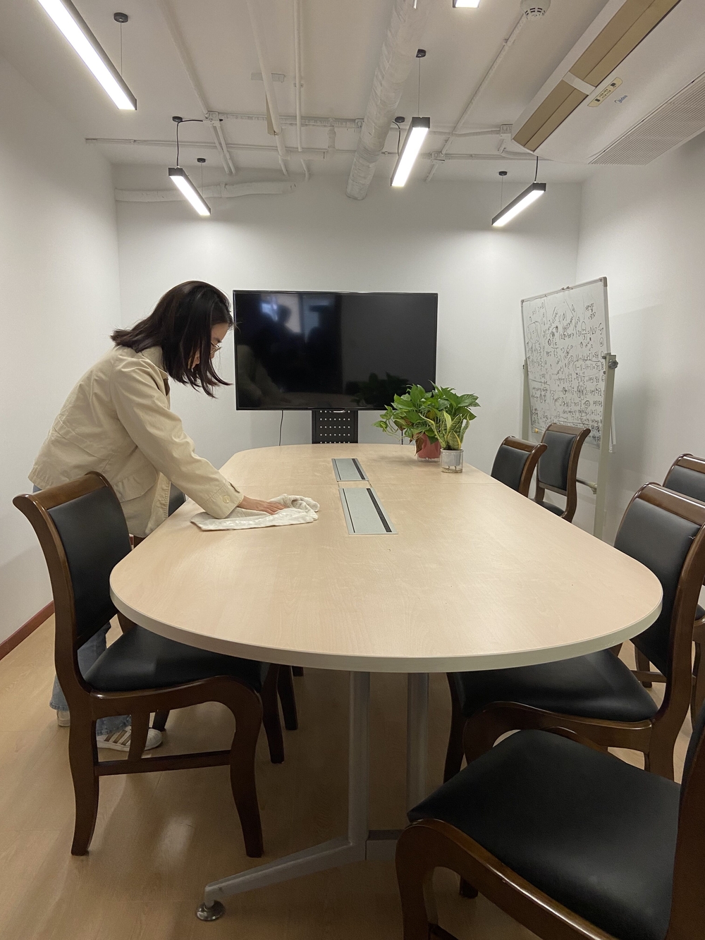 上海国际航运研究中心工作人员清洁办公环境