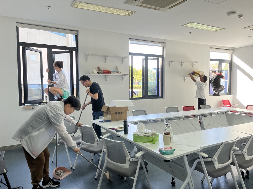 体育教学部教师打扫红色港湾