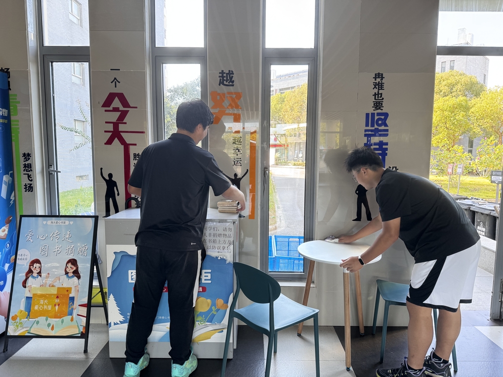 信息工程学院学生清理社区公共卫生