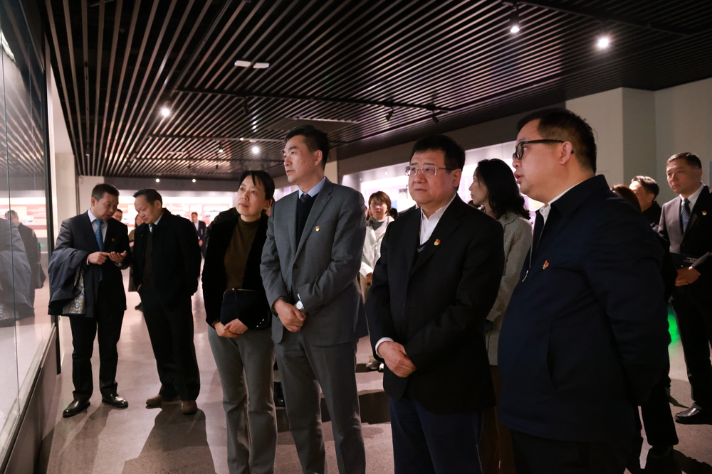 参观《张謇在宝山——中国早期现代化的探索》专题展