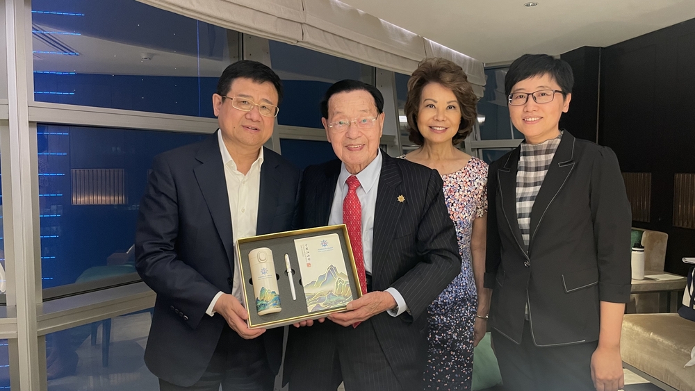 赵锡成董事长向宋宝儒书记赠送纪念品