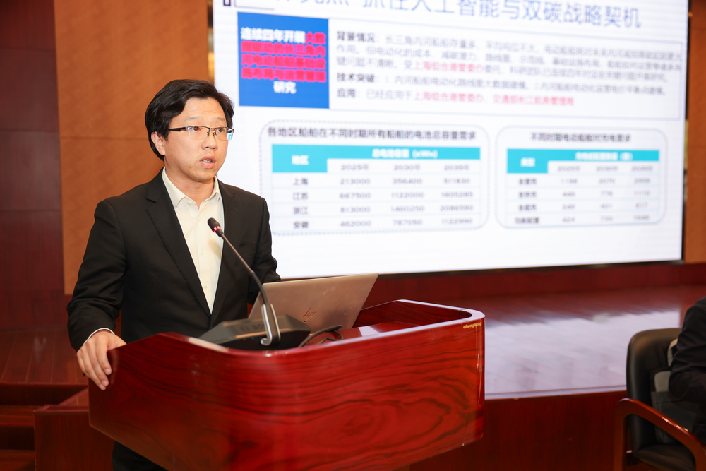 中国(上海)自贸区供应链研究院院长、物流科学与工程研究院副院长何军良作交流发言