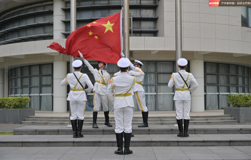 商船学院在航海广场举行升旗仪式