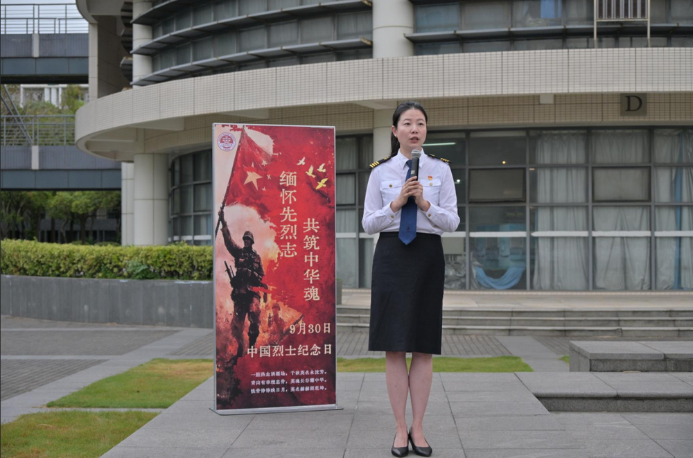 升旗仪式上优秀教师代表白响恩作主题演讲